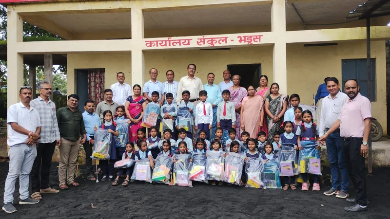 शिक्षा संजीवनी अभियान: स्टूडेंट एलुमनी एसोसिएशन ने प्राथमिक शाला भड़ूस को 27 सेट डेस्क-बेंच किए प्रदान
