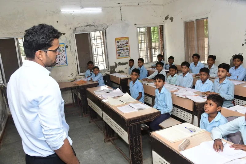 कलेक्टर ने छात्रावासों का निरीक्षण कर बुनियादी व्यवस्थाए देखीं