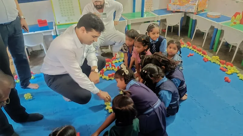 कलेक्टर श्री विश्वकर्मा ने शास.कन्या माध्यमिक शाला का किया निरीक्षण, बच्चों के साथ मध्यान्ह भोजन भी किया