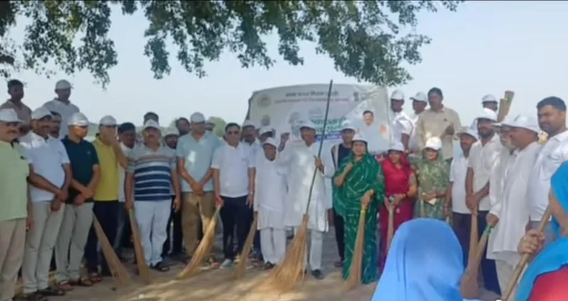 सेवा संकल्प अभियान के तहत तालाबों और मंदिर परिसर में चलाया स्वच्छता अभियान--